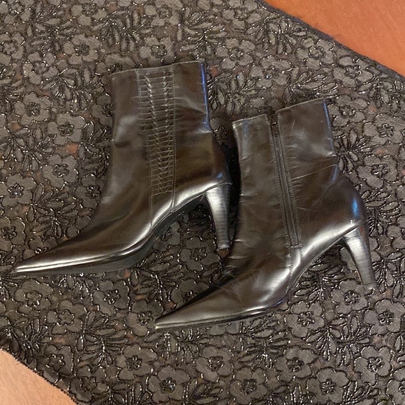 3 Pair of Michelle D Boots - Picture 3 of 10